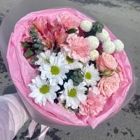 Нежный букет с кустовой пионовидной розой