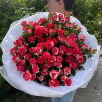 Букет сочных кустовых роз