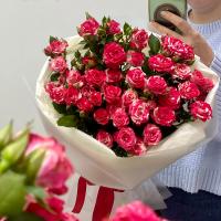 Букет сочных кустовых роз